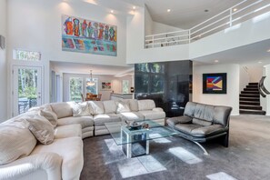 TV, fireplace, DVD player - Stylish & secluded home with a washer&dryer, fireplace, & resort amenity access (Black Butte Ranch)