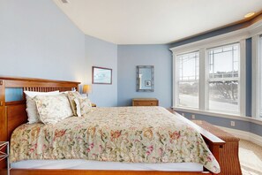 8 bedrooms, iron/ironing board, WiFi, bed sheets - Ocean view homes with hot tubs, enclosed yard, fireplace - 1 block to the beach (Newport)