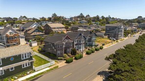 Exterior - Ocean view homes with hot tubs, enclosed yard, fireplace - 1 block to the beach (Newport)