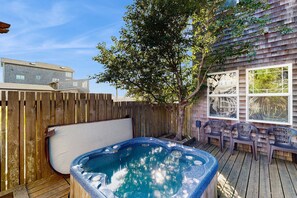Outdoor spa tub - Ocean view homes with hot tubs, enclosed yard, fireplace - 1 block to the beach (Newport)