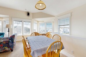 Dining - Ocean view homes with hot tubs, enclosed yard, fireplace - 1 block to the beach (Newport)