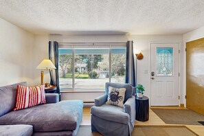 TV, DVD player, offices - Lovely cottage near the beach with free WiFi, cable, and outdoor deck (Cannon Beach)