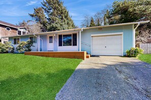 Exterior - Lovely cottage near the beach with free WiFi, cable, and outdoor deck (Cannon Beach)