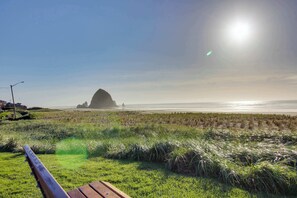 Beach nearby - Lovely cottage near the beach with free WiFi, cable, and outdoor deck (Cannon Beach)