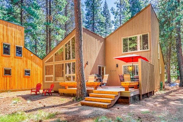 Terrace/patio - Perfect lakeside retreat near town with furnished deck & grill (Black Butte Ranch)