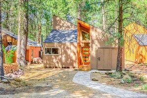 Exterior - Perfect lakeside retreat near town with furnished deck & grill (Black Butte Ranch)