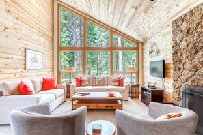 TV, fireplace, offices - Perfect lakeside retreat near town with furnished deck & grill (Black Butte Ranch)