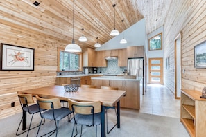 Fridge, microwave, oven, stovetop - Perfect lakeside retreat near town with furnished deck & grill (Black Butte Ranch)