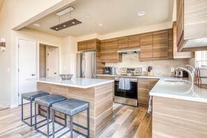 Fridge, microwave, oven, stovetop - Modern mountain & river-view house with balcony, deck, gym, and WiFi (Mosier)