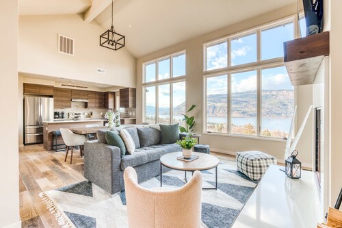 Modern mountain & river-view house with balcony, deck, gym, and WiFi