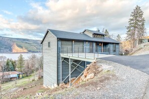 Exterior - Modern mountain & river-view house with balcony, deck, gym, and WiFi (Mosier)