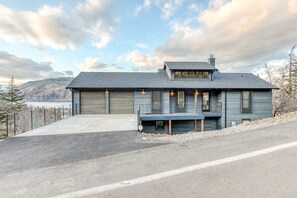 Exterior - Modern mountain & river-view house with balcony, deck, gym, and WiFi (Mosier)
