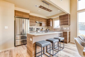 Private kitchen - Modern mountain & river-view house with balcony, deck, gym, and WiFi (Mosier)