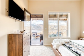 Room - Modern mountain & river-view house with balcony, deck, gym, and WiFi (Mosier)