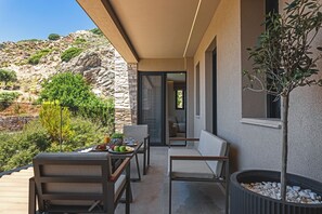 Suite, 2 soverom, privat bad, delvis sjøutsikt | Utendørsservering