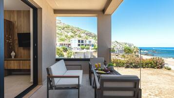 Suite, 2 habitaciones, baño privado, vistas parciales al mar | Restaurante al aire libre