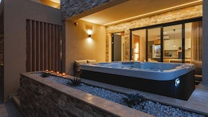 Suite, 2 soverom, privat bad, ved stranden | Spa