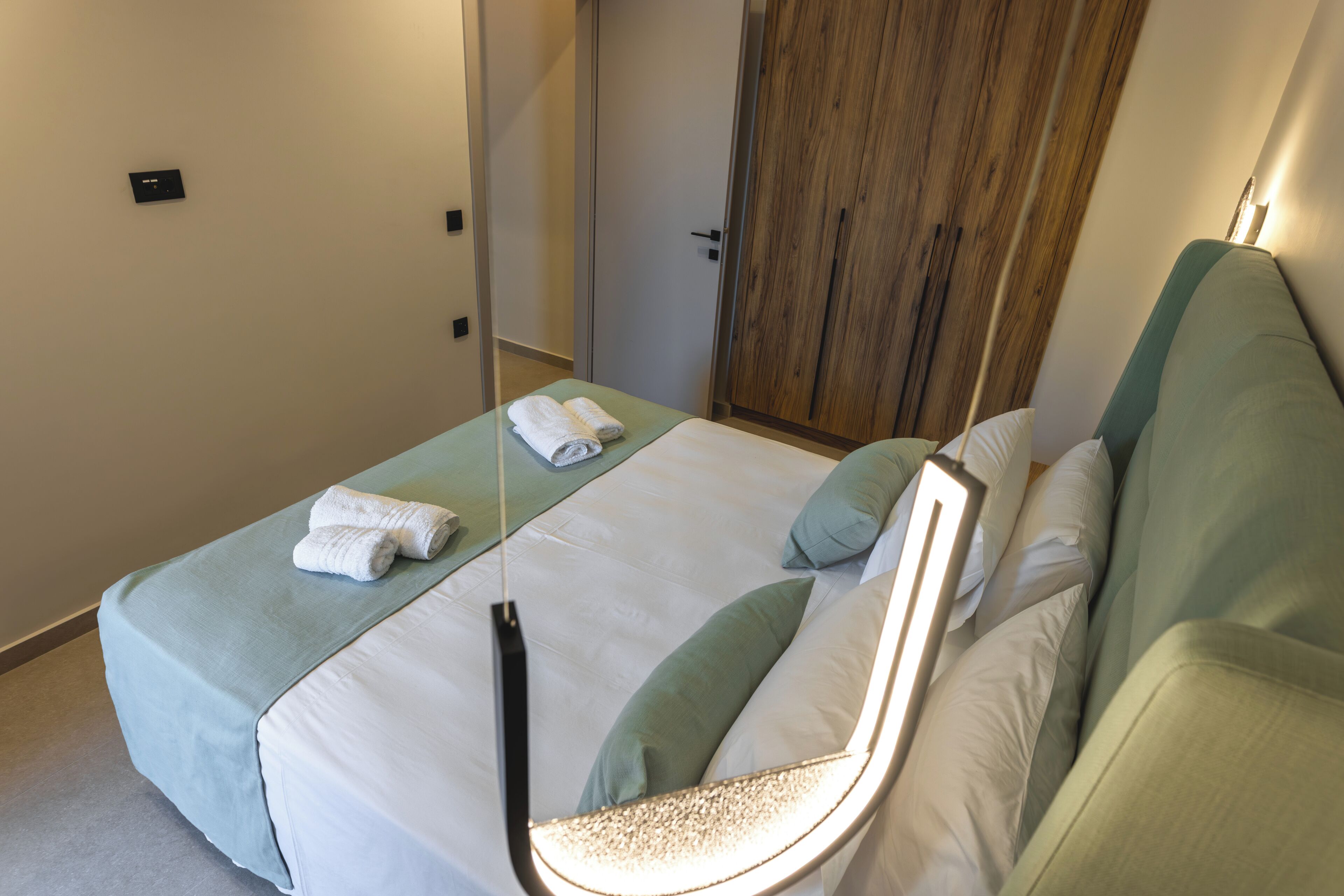 Suite, 2 soverom, privat bad, delvis sjøutsikt | Safe på rommet, blendingsgardiner, lydisolert og strykejern/-brett