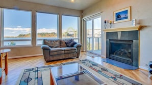 Unclassified image, 2 of 28, button - Walk to Oregon Coast Aquarium from this modern, dog-friendly, oceanview home (Newport)