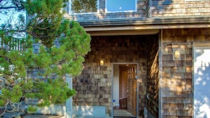 Unclassified image, 5 of 28, button - Walk to Oregon Coast Aquarium from this modern, dog-friendly, oceanview home (Newport)
