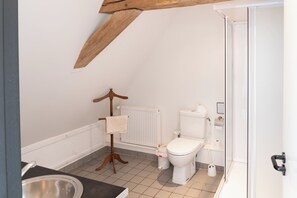 Douche, sèche-cheveux, serviettes fournies, papier toilette