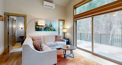 Amazing riverfront cabin with views, deck, firepit, & grill - dog-friendly