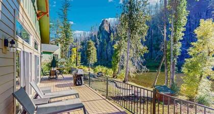 Amazing riverfront cabin with views, deck, firepit, & grill - dog-friendly