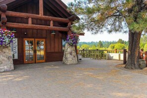 Terrace/patio - Cozy home on the golf course with SHARC amenity passes, BBQ, WiFi, (Sunriver)