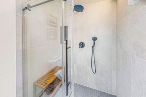 Shower, hair dryer, towels, shampoo - Cozy home on the golf course with SHARC amenity passes, BBQ, WiFi, (Sunriver)