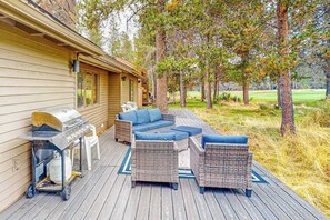 Terrace/patio - Cozy home on the golf course with SHARC amenity passes, BBQ, WiFi, (Sunriver)