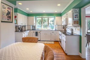 Fridge, microwave, oven, stovetop - Classic & elegant house with entertainment & spacious, laid-back yard (College Place)