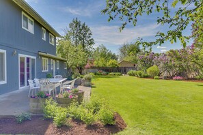 Outdoor dining - Classic & elegant house with entertainment & spacious, laid-back yard (College Place)