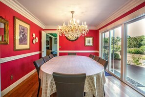 Dining - Classic & elegant house with entertainment & spacious, laid-back yard (College Place)