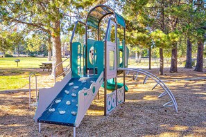 Children’s area - Charming condo with serene views, access to resort amenities, WiFi, and patio (Bend)