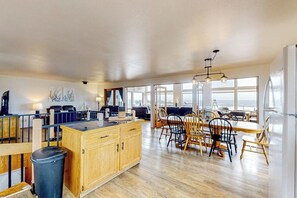 Dining - Dog-friendly home with amazing ocean & sunset views - walk to Ocean Way Beach (Florence)
