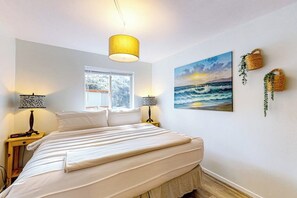 5 bedrooms, iron/ironing board, WiFi, bed sheets - Dog-friendly home with amazing ocean & sunset views - walk to Ocean Way Beach (Florence)