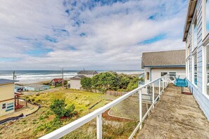 Property grounds - Dog-friendly home with amazing ocean & sunset views - walk to Ocean Way Beach (Florence)