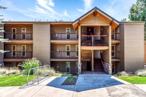 Exterior - Third-floor retreat with treetop views, AC, pools, hot tubs, & sports courts (Bend)