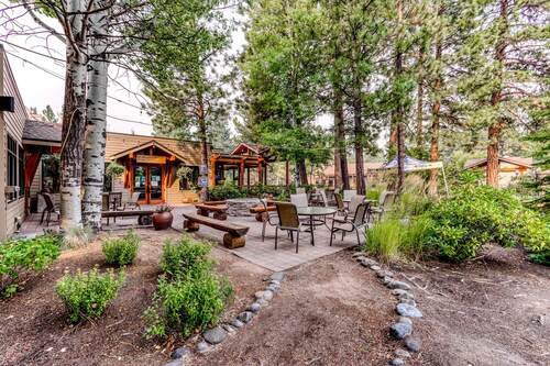 Third-floor retreat with treetop views, AC, pools, hot tubs, & sports courts