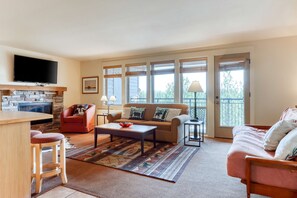 TV, fireplace, offices - Third-floor retreat with treetop views, AC, pools, hot tubs, & sports courts (Bend)