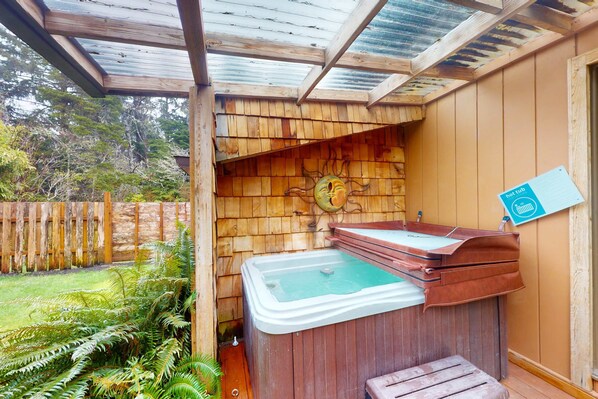 Outdoor spa tub - Dog-friendly, mid-century home withhot tub close to beach (Yachats)