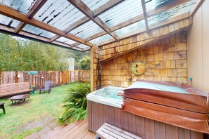 Outdoor spa tub - Dog-friendly, mid-century home withhot tub close to beach (Yachats)