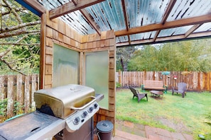 Outdoor dining - Dog-friendly, mid-century home withhot tub close to beach (Yachats)