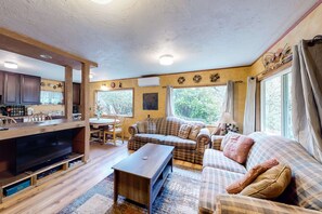 TV, fireplace, DVD player - Dog-friendly, mid-century home withhot tub close to beach (Yachats)