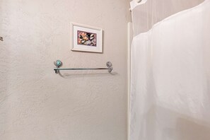 Shower, hair dryer, towels - Oceanfront Nye Beach condo with gorgeous corner view & beach access (Newport)