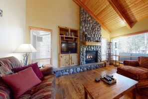 TV, fireplace, foosball - Sunriver home with WiFi, fireplace, private hot tub, & SHARC passes - dogs ok (Sunriver)