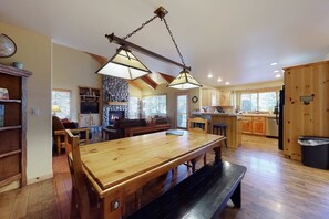 Dining - Sunriver home with WiFi, fireplace, private hot tub, & SHARC passes - dogs ok (Sunriver)
