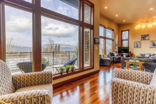 Modern dog-friendly home w/ stunning Mt. Adams view - walk downtown