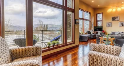 Modern dog-friendly home w/ stunning Mt. Adams view - walk downtown