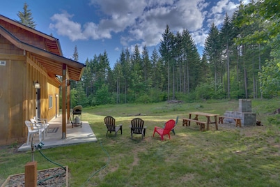Cozy woodland cabin in a peaceful location with forested views